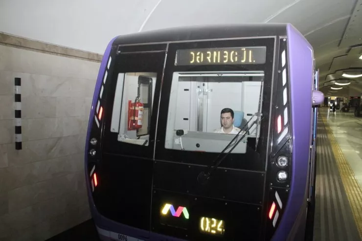 Metroda maşinistlə səbəbsiz yerə danışmağın cəriməsi nədir? - CAVAB