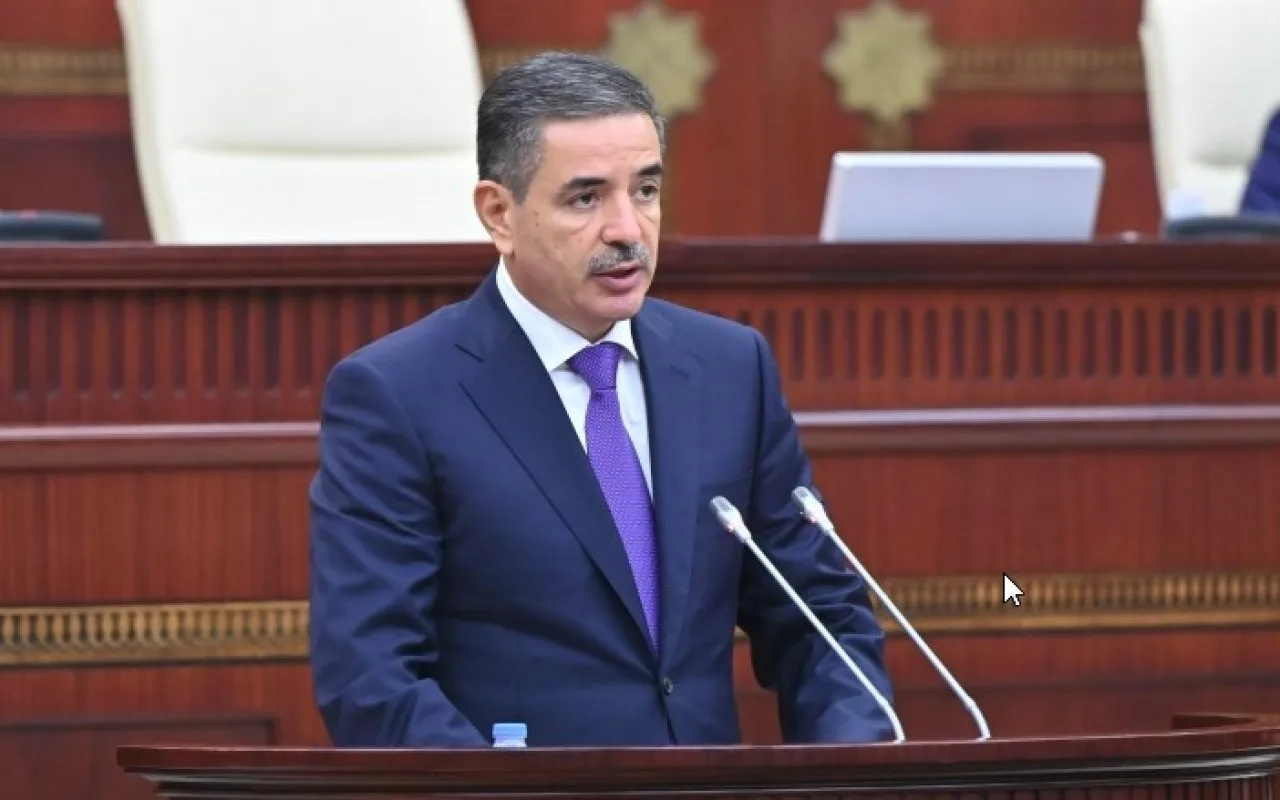 General Milli Məclisdə hesabat verir