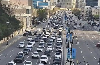 На ряде улиц и проспектов Баку затруднено движение транспорта