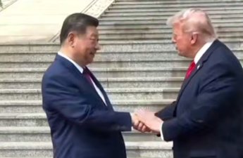 Си не дал Трампу повторить его фирменный жест-ВИДЕО