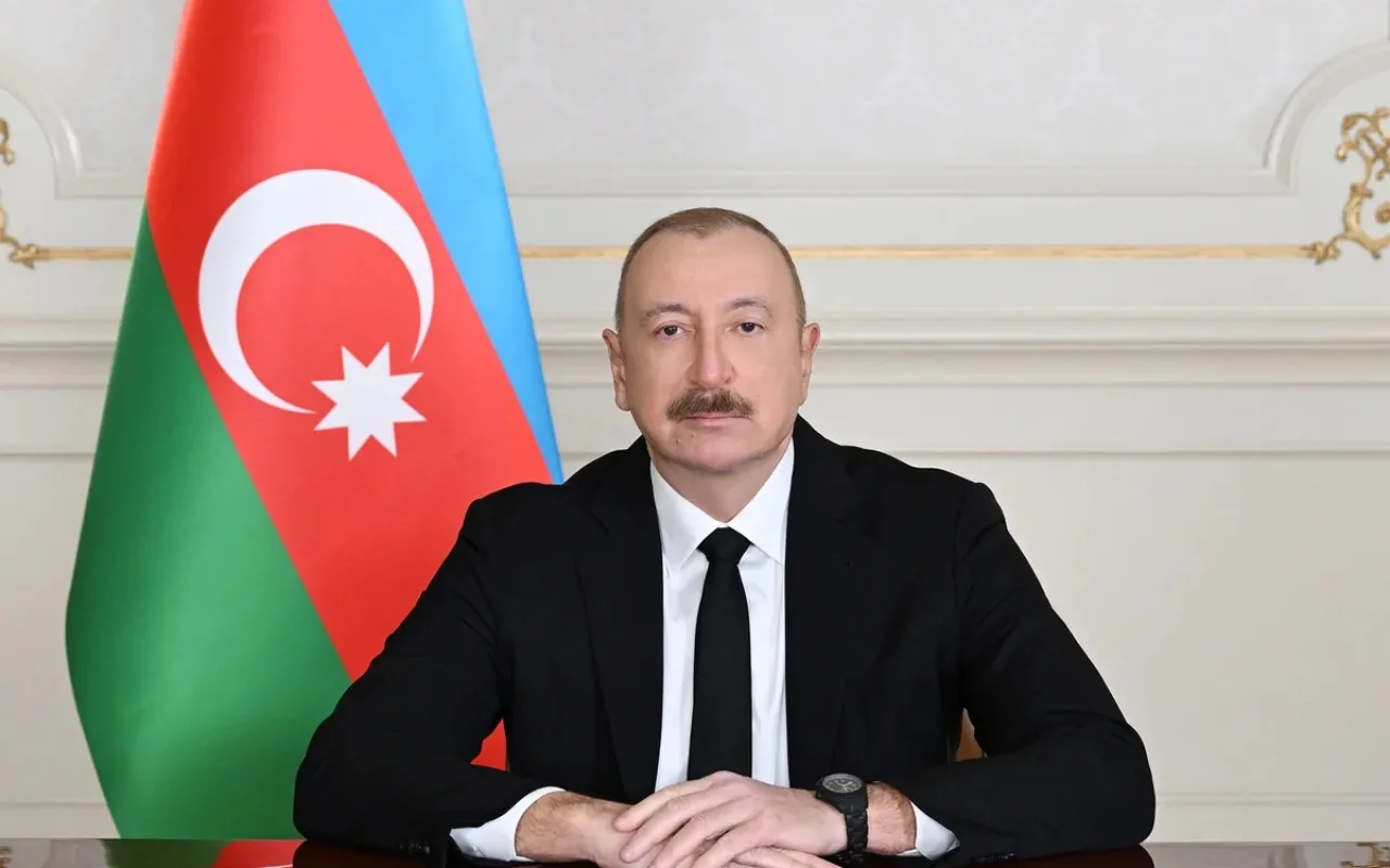 İlham Əliyev paraqvaylı həmkarını təbrik etdi