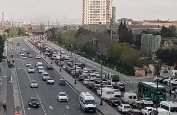 В Баку на некоторых улицах и проспектах наблюдаются пробки