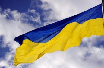 Ukrayna səfirliyi bayraqlarını endirdi