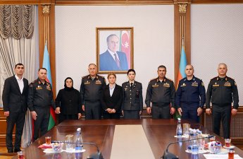 Müdafiə naziri Milli qəhrəmanlarımızın ailələlərinə medallar təqdim etdi - FOTO