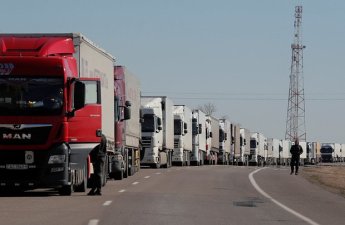 На российско-азербайджанской границе образовалась огромная пробка грузовиков