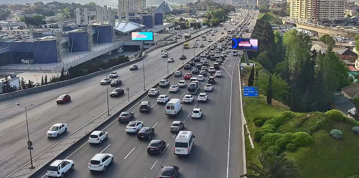 Paytaxtın bəzi küçələrində sıxlıq var
