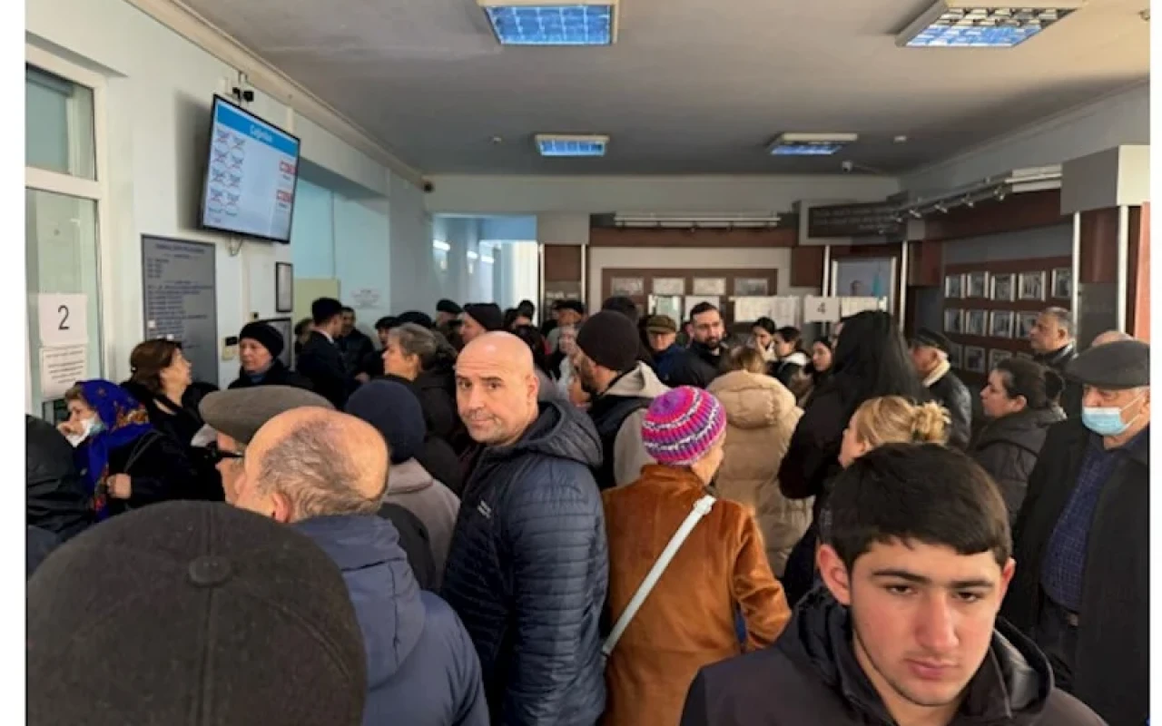TƏBİB-in sistemi yenidən çökdü - Növbələr yarandı