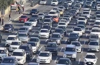 На ряде улиц и проспектов Баку затруднено движение транспорта
