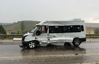 Mikroavtobus yük maşını ilə toqquşdu - Yaralılar var