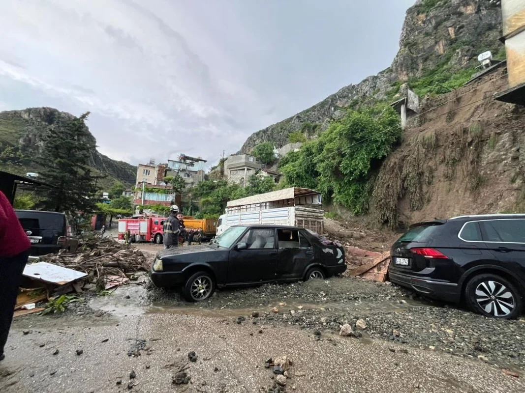 Hatayda güclü yağış səbəbindən ev çökdü: Ölən və yaralananlar var