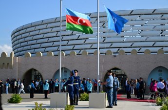 WUF13-də Azərbaycanın və BMT-nin bayraqlarının endirilməsi mərasimi keçirilib - FOTO