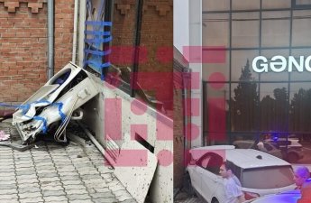 Sürücü avtomobili tibb mərkəzinə çırpdı