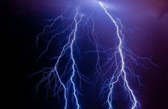 В Индонезии от удара молнии один человек погиб, четверо пострадали
