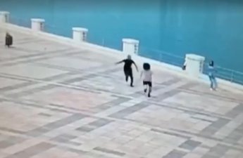 Bulvarda qadına qarşı əxlaqsızlıq edən şəxsin görüntüləri yayıldı - VİDEO