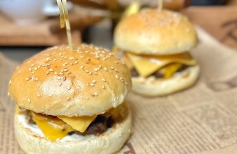 TikTok-da Burger Günü: yaradıcıların təqdimatında dadlı reseptlər toplusu