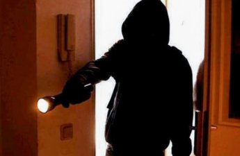 Arvadının əmisinin evinə basqın etdi: Qadının boğazına bıçaq dirədi, sonra özünü eyvandan atdı