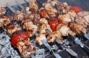 Bayram günü kabab bişirmək istədilər - Başlarına iş gəldi