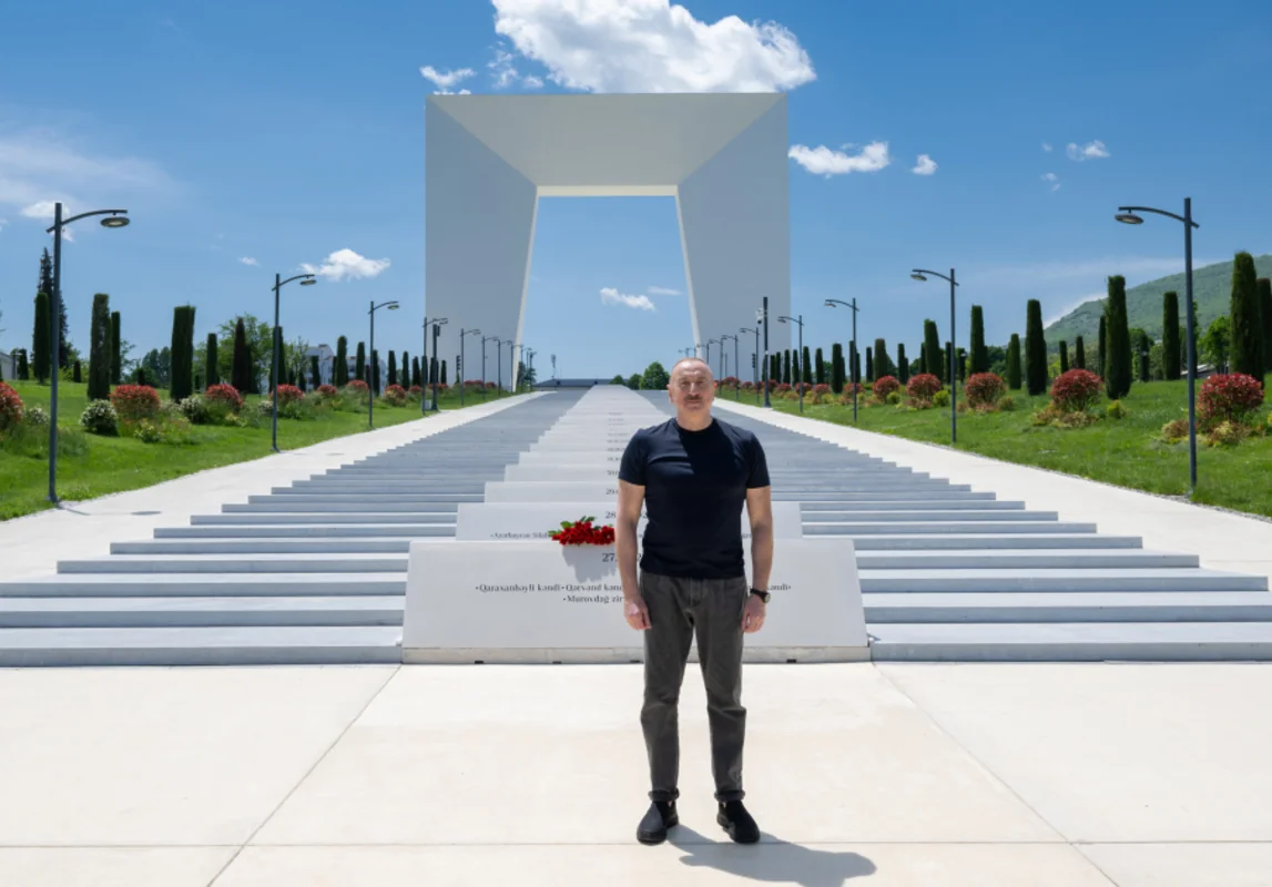 Prezident İlham Əliyev Xankəndi şəhərində Zəfər tağının önünə gül dəstələri düzüb - FOTO