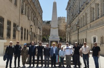 AzVP rəhbərliyi İstiqlal abidəsini ziyarət edib - FOTO