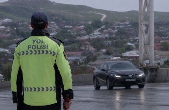 Дорожная полиция Азербайджана призвала водителей к бдительности на фоне непогоды