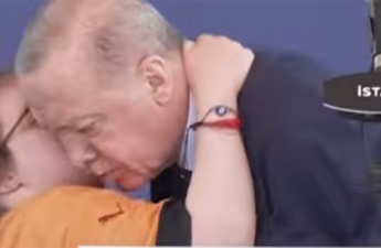 Ərdoğanı elə qucaqladı, hamı ondan danışır - VİDEO