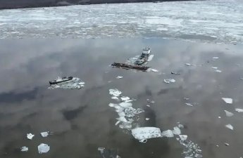 В Якутии 10 судов бесконтрольно дрейфуют по Индигирке из-за обрыва тросов ледоходом