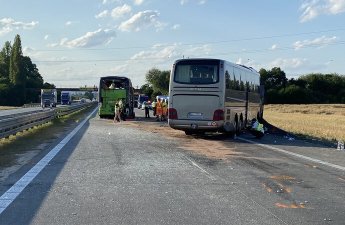 Çexiyada avtobusla minik avtomobili toqquşdu: 10-dan çox yaralı var