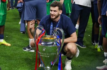 Кварацхелию признали игроком сезона в Лиге чемпионов