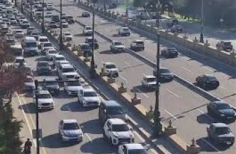 В Баку на 12 улицах и проспектах затруднено движение транспорта