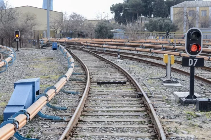 Bakıda qatar yoluna çıxan gənc öldü