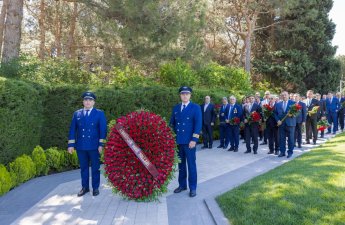 AZAL kollektivi Fəxri xiyabanı ziyarət edib - FOTOLAR