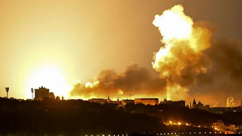 Putinin hədəsindən sonra Ukraynaya kütləvi zərbə: şəhərlərə onlarla raket və yüzlərlə dron hücumu edilib - BBC