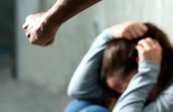 Azərbaycanda DƏHŞƏT: Bıçağı anasının boğazına sapladı