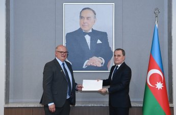 Britaniyanın yeni səfiri etimadnaməsinin surətini Ceyhun Bayramova təqdim edib - FOTO