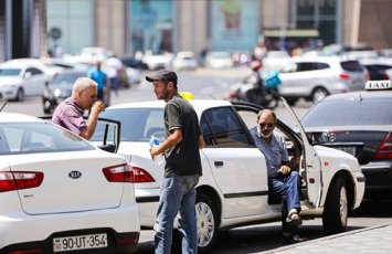 Taksi sürücülərinin ÜSYANI: “Cərimələri ləğv etsinlər, imtahanı neyləyirik?” – Reportaj + FOTO