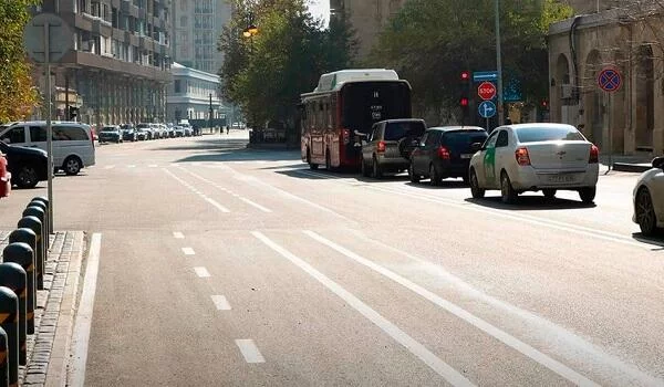 Bakının bu küçəsində mikromobillik zolaqlar salınır