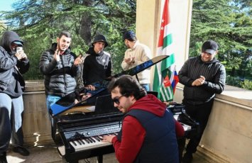 Etirazçılar separatçı qurum başçısının zəbt edilmiş iqamətgahında konsert verdi...-FOTO