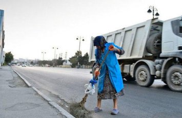 Yolu süpürən qadını maşın vurub öldürdü