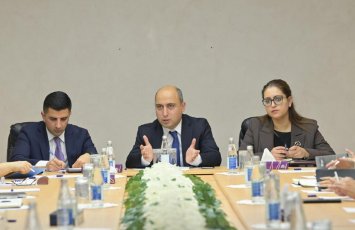 Nazir direktorlara müəllim-şagird-valideyn münasibətlərinin daha səmərəli qurulması üzrə tövsiyələr verib