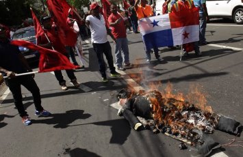 В Панаме протестующие сожгли портрет Трампа после его слов о принадлежности канала