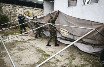 Evi yararsız hala düşən ailə üçün müvəqqəti çadır quruldu - FOTO