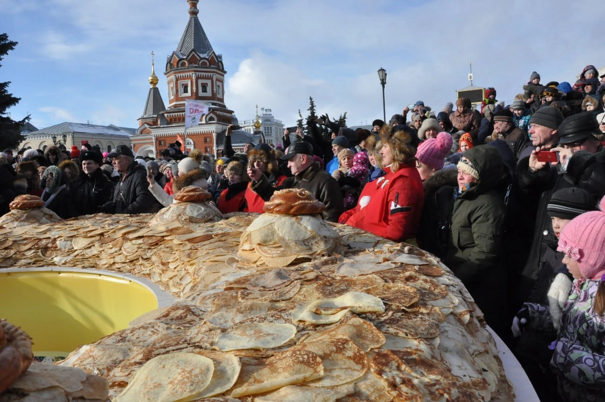 Православные христиане встречают Масленицу