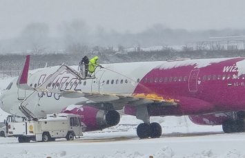 Из-за снегопада поврежден козырек над центральным входом аэропорта Батуми