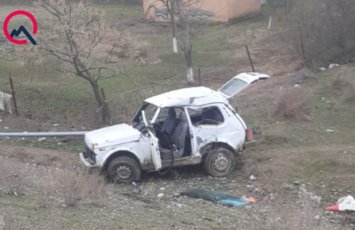 Atasının avtomobilini idarə edən yeniyetmə qəza törətdi - Xəsarət alan var