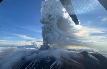 На востоке России начал извергаться вулкан, спящий 600 лет-ВИДЕО