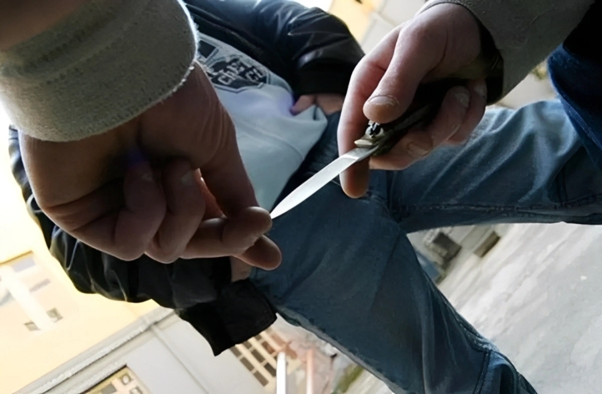 В Баку 19-летний юноша ранил оскорбившего его мастера ножом