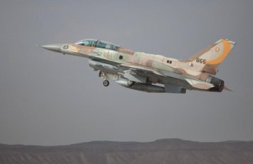 Истребитель ЦАХАЛ сбросил бомбу рядом с израильскими военными