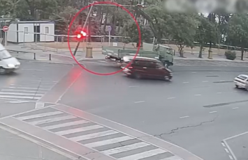 Bakıda yük maşını işıqforu qırdı - VİDEO