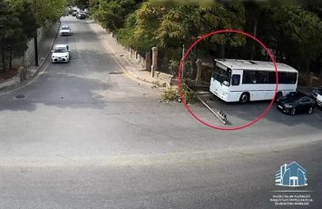 Bakıda sürücü diqqətsizliyi işıqforun yararsız vəziyyətə düşməsinə səbəb olub