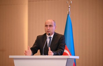 Nazir “Azərbaycan tarixi” və “Azərbaycan dili” dərsliklərində olan problemlərdən danışdı